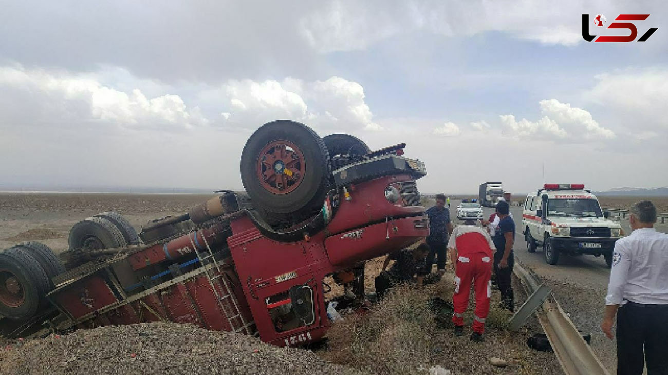 واژگونی هولناک کامیون قرمز در جاده کاشان + عکس
