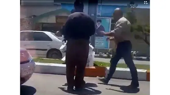 فیلم کتک خوردن یک دستفروش توسط 2 مامور سد معبر در خیابان