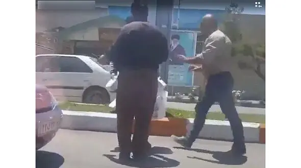 فیلم کتک خوردن یک دستفروش توسط 2 مامور سد معبر در خیابان
