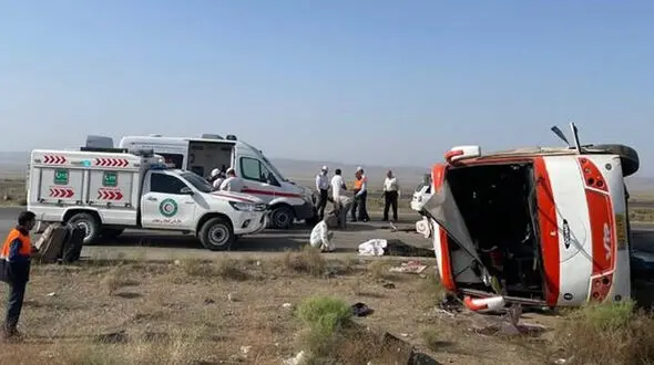 12 مصدوم در پی واژگونی اتوبوس / احتمال افزایش تعداد مصدومان