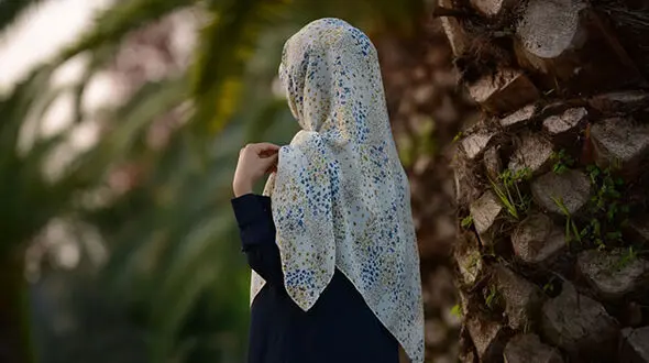 فیلم شوک افتادن روسری یک دختر مسلمان / واکنش عجیب اطرافیان !