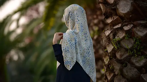 فیلم شوک افتادن روسری یک دختر مسلمان / واکنش عجیب اطرافیان !