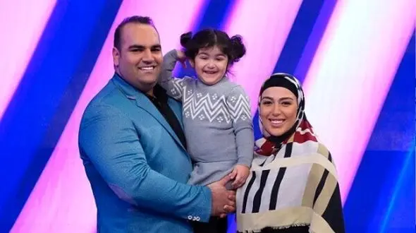 عکس / نگاهی به چیدمان  خانه با کلاس و دوبلکس  بهداد سلیمی با پله های مارپیچ  / سلین خانوم دختر آقا بهداد چه چادر نماز قشنگی داره !