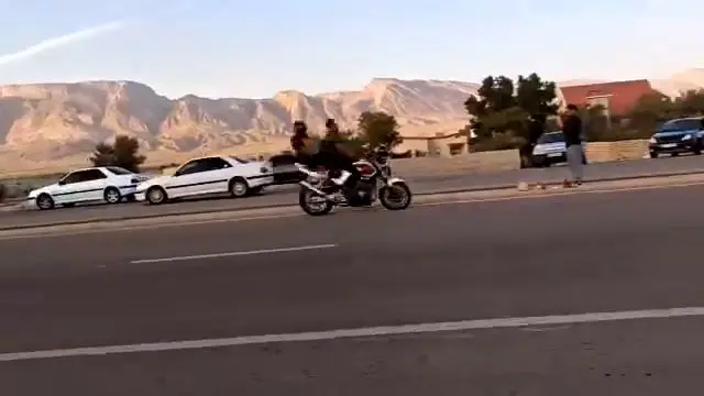 فیلم پرتاب شدن یک مرد در صحنه حرکات نمایشی ماشین ها در ایران / پرشیا کنترل خود را از دست داد