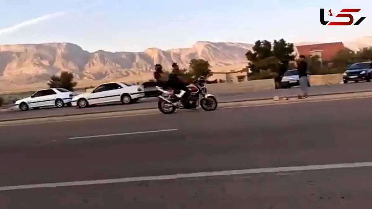 فیلم پرتاب شدن یک مرد در صحنه حرکات نمایشی ماشین ها در ایران / پرشیا کنترل خود را از دست داد