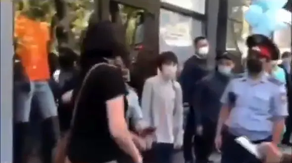 یک زن به دلیل کتک زدن پلیس به سه سال حبس محکوم شد + فیلم