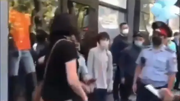 یک زن به دلیل کتک زدن پلیس به سه سال حبس محکوم شد + فیلم