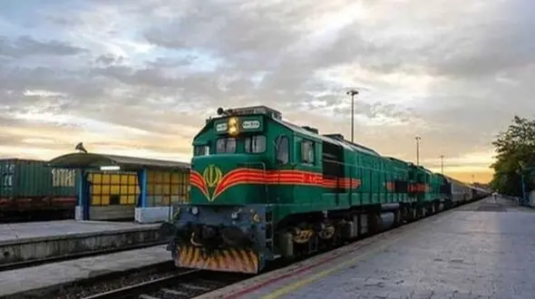 معجزه برای کودک در ایستگاه بیراب / نجات از چنگال مرگ زیر چرخ‌های قطار + فیلم