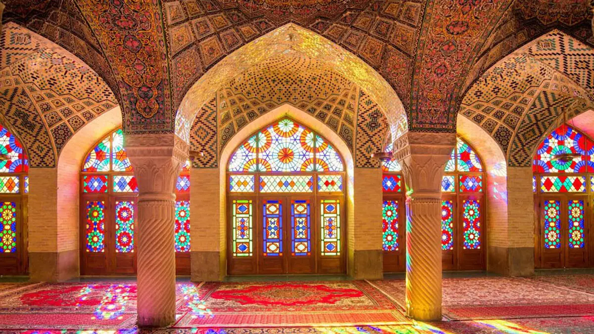 جادوی شیشه‌ های رنگی مسجد نصیرالملک شیراز و عکس