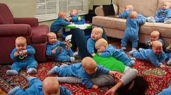 خلاقیت خنده دار مادر زبر و زرنگ برای حمل 8 قلوهایش با کالسکه سفارشی در خیابان حماسه ساز شد+عکس/ هنر نزد مادران است و بس!