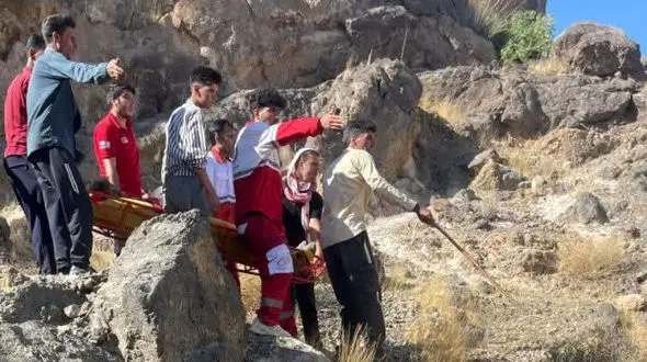  سقوط در کوه‌های خرمایک / نجات معجزه‌آسا مرد ۶۲ ساله از ارتفاعات فراشبند