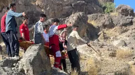  سقوط در کوه‌های خرمایک / نجات معجزه‌آسا مرد ۶۲ ساله از ارتفاعات فراشبند