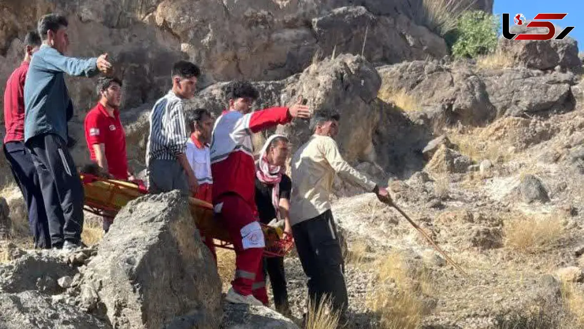  سقوط در کوه‌های خرمایک / نجات معجزه‌آسا مرد ۶۲ ساله از ارتفاعات فراشبند