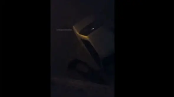 ببینید / لحظه غافلگیری جالب سارقان خودرو توسط مالک/ کوبیدن سنگ بر کمر دزد از پشت‌بام
