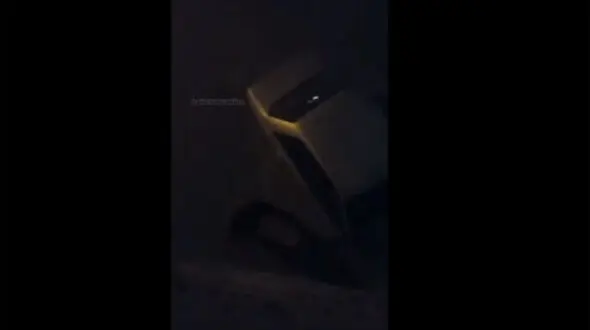 ببینید / لحظه غافلگیری جالب سارقان خودرو توسط مالک/ کوبیدن سنگ بر کمر دزد از پشت‌بام