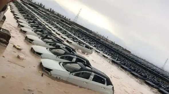 فیلم باورنکردنی از زیر گل رفتن ماشین های صفرکیلومتر یک شرکت خودروسازی در کرمان