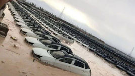فیلم باورنکردنی از زیر گل رفتن ماشین های صفرکیلومتر یک شرکت خودروسازی در کرمان