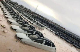 فیلم باورنکردنی از زیر گل رفتن ماشین های صفرکیلومتر یک شرکت خودروسازی در کرمان