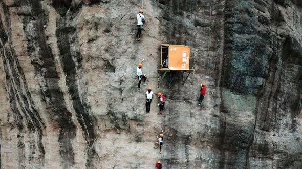 مغازه معلق در کوه برای کوهنوردان چینی + عکس
