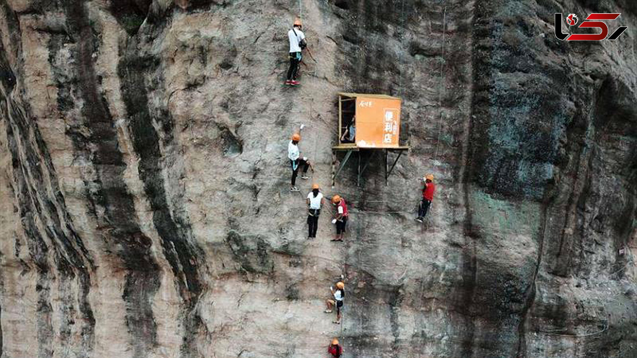 مغازه معلق در کوه برای کوهنوردان چینی + عکس
