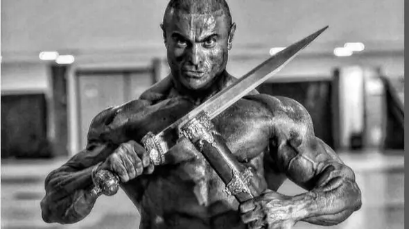 فیلم / غوغای خوانندگی جعفر غفارنژاد رقیب هادی چوپان با آهنگ محلی مازندرانی ؛ غفارنژاد از وزنه‌ها به میکروفن رسید / شعر و غزل بدون ساز نبونه