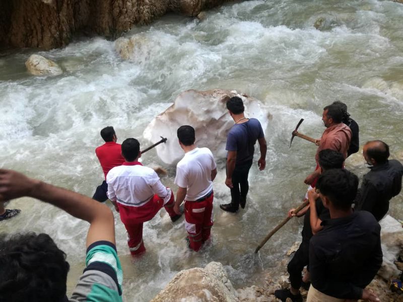 امداد- نجات-گردشگر-کوه-یخی-چما