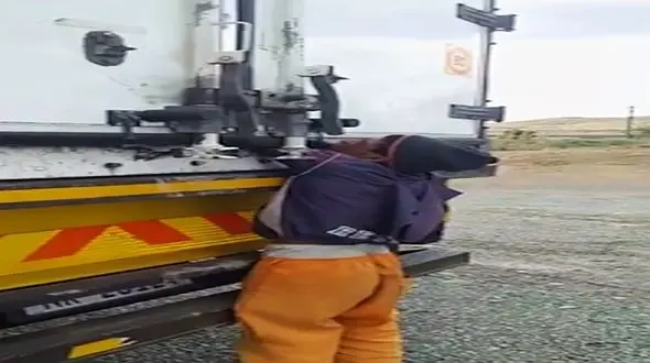 گیر کردن دست پسری لای در کامیون + فیلم
