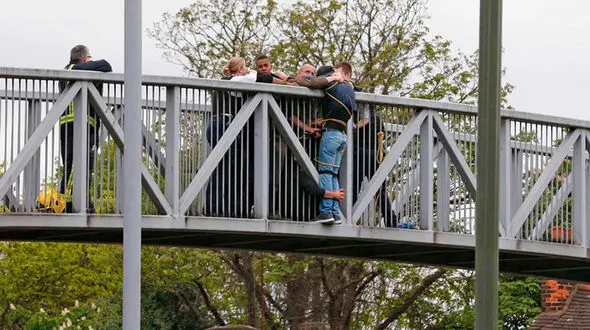 فداکاری باورنکردنی عابران در نجات مرد جوان هنگام خودکشی+ عکس