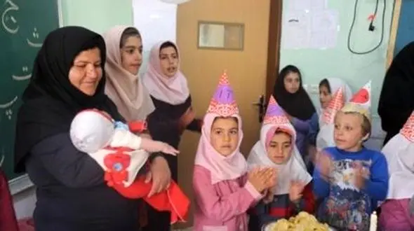 خانم معلم فداکار روستا فخر آباد کوهرنگ تحمل نداشت 9 ماه دانش آموزان را نبیند + عکس 