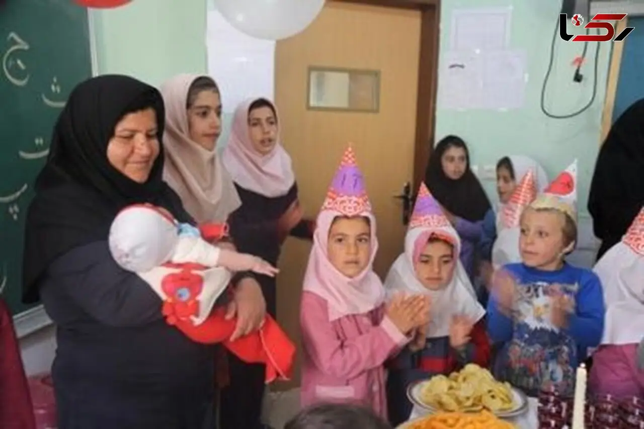 خانم معلم فداکار روستا فخر آباد کوهرنگ تحمل نداشت 9 ماه دانش آموزان را نبیند + عکس 