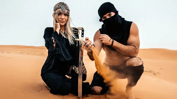 این دختر برنزه، به خاطر بن سلمان روی شن های صحرای سعودی راه می رود!