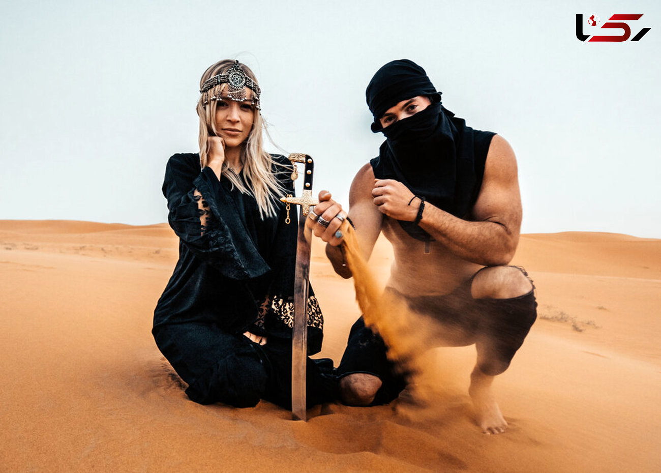 این دختر برنزه، به خاطر بن سلمان روی شن های صحرای سعودی راه می رود!