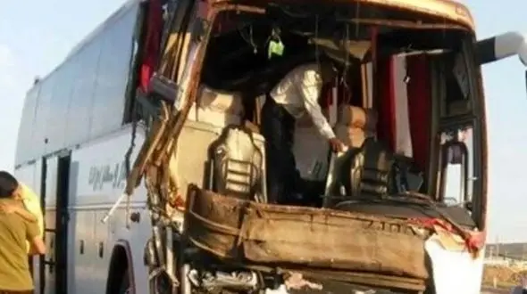 ترافیک سنگین در بزرگراه آزادگان درپی تصادف اتوبوس با تریلی