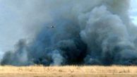 بحران در اراک / پرواز هواپیمای آب پاش برای مهار شعله های سرکش آتش در تالاب میقان + فیلم و عکس