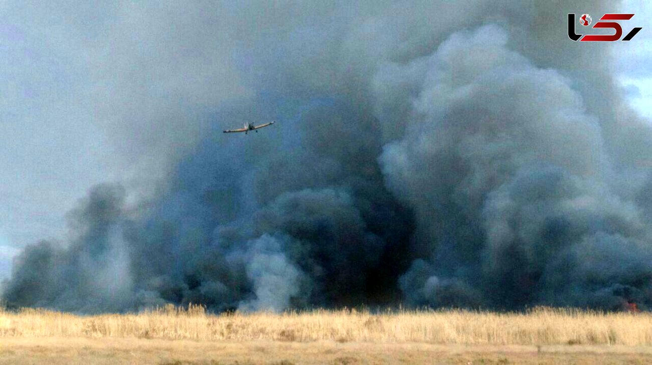 بحران در اراک / پرواز هواپیمای آب پاش برای مهار شعله های سرکش آتش در تالاب میقان + فیلم و عکس