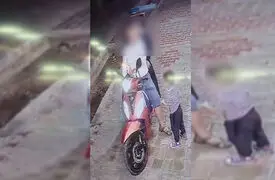 فیلم لحظه سرقت با سوء استفاده از کودک 5 ساله اش توسط پدر و مادرش / کوله پشتی مدرسه دزدیدند 