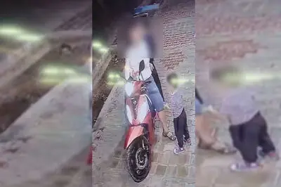 فیلم لحظه سرقت با سوء استفاده از کودک 5 ساله اش توسط پدر و مادرش / کوله پشتی مدرسه دزدیدند 