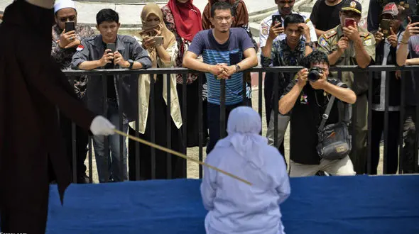 فیلم لحظه شلاق زدن به زنان ! / من نان برای خوردن نداشتم + فیلم  / طالبان