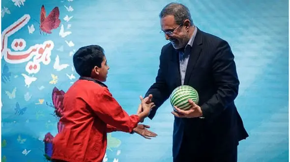هدیه نوستالژیک دانش آموز یزدی به وزیر آموزش و پرورش + عکس