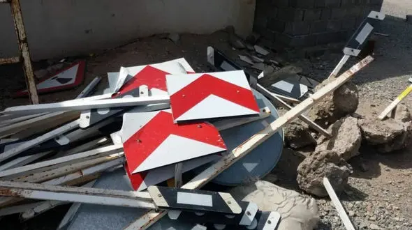  سرقت تابلوهای راهنمایی با کامیون ! / این هم عجیب ترین دزدان ایرانی !