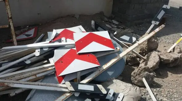  سرقت تابلوهای راهنمایی با کامیون ! / این هم عجیب ترین دزدان ایرانی !