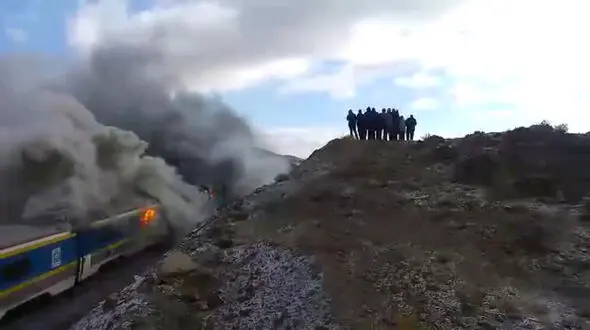 فیلم منتشر نشده از سوختن قطارها در سمنان / می گویند مسئولان بالای تپه بودند  
