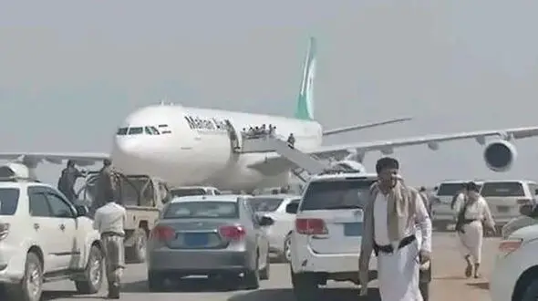 لحظه فرود هواپیمای ایرانی در فرودگاه الحدیده یمن شمالی