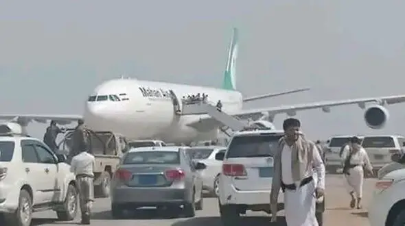 لحظه فرود هواپیمای ایرانی در فرودگاه الحدیده یمن شمالی