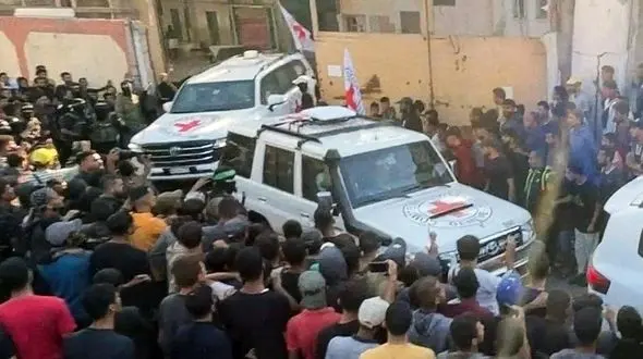 تبادل اسرای فلسطینی و اسرائیلی آغاز شد / 7 اسیر اسرانیلی تحویل مقامات صلیب سرخ شد + فیلم و عکس