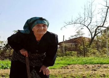 آواز جگرسوز و باشکوه ننه گیلانی تو تلویزیون / جوری سینه سوز خوند از غمش قلبت فریزر میشه