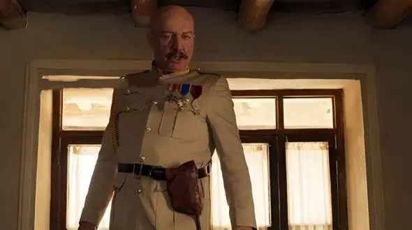 تصویر جالبی از سرهنگ مک نیل و قوام شیرازی، کلانتر ملک فارس سریال آتش و باد