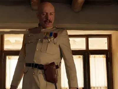 تصویر جالبی از سرهنگ مک نیل و قوام شیرازی، کلانتر ملک فارس سریال آتش و باد