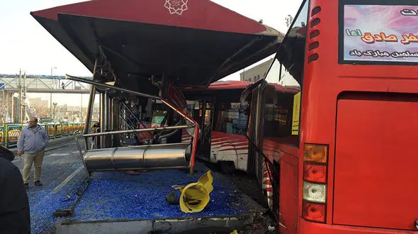 اتوبوس بی. آر.تی ایستگاه مسافران را در هم کوبید +تصاویر 