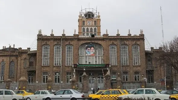 کاخ ساعت تبریز در معرض تخریب / اشیای عمارت در زیر زمین؛ بلاتکلیف/  اعضای شورا همین لحظه ساختمان را تخلیه کنند